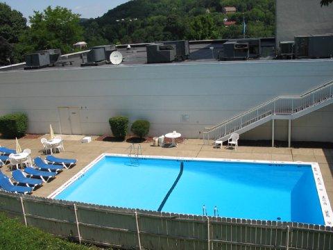La Quinta Inn & Suites Pittsburgh North McCandless Township Exterior foto